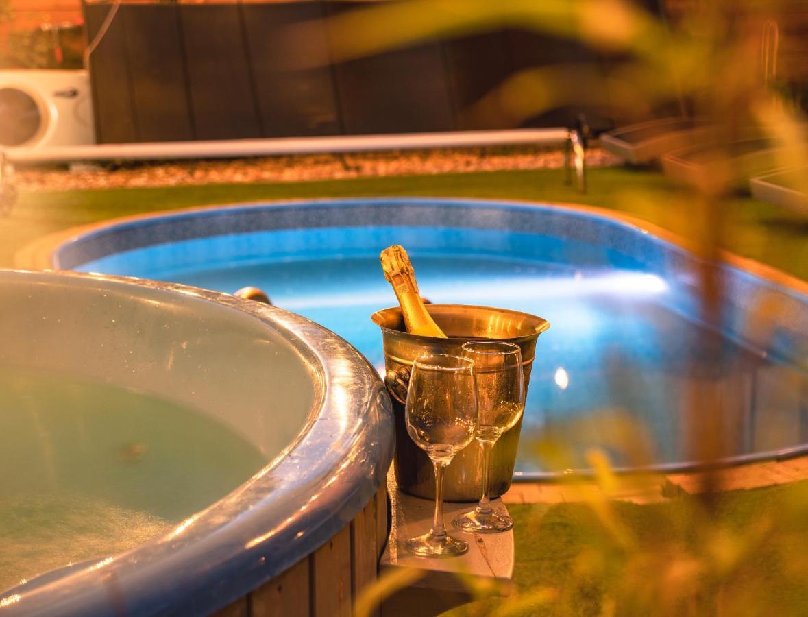 Domek Inosasino Z Basenem I Sauna Exteriér fotografie
